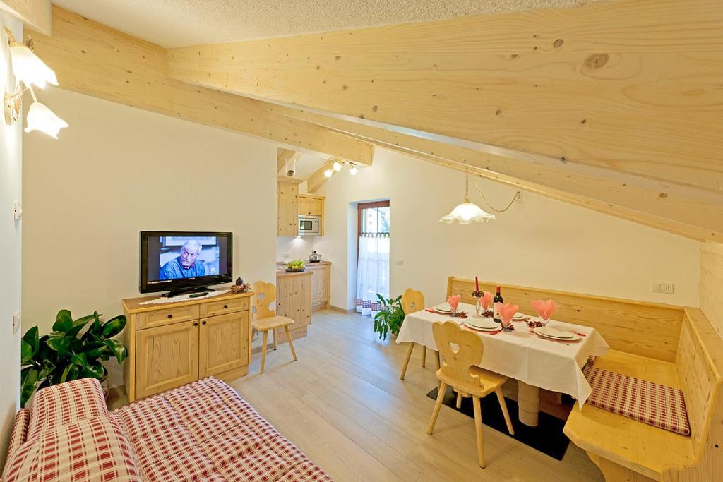 Cesa Melester Campitello di Fassa Camera foto